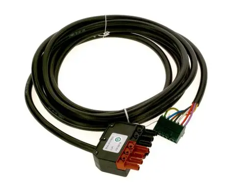 Schwarzes Kabel mit mehreren Anschlüssen und Steckverbindern, versehen mit einer Bosch-Beschriftung auf dem Verbindungselement.